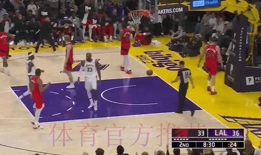 师从77?斯马特送出四分位长传,詹姆斯接球后强硬打成2+1 师从77?斯马特送出四分位长传,詹姆斯接球后强硬打成2+1